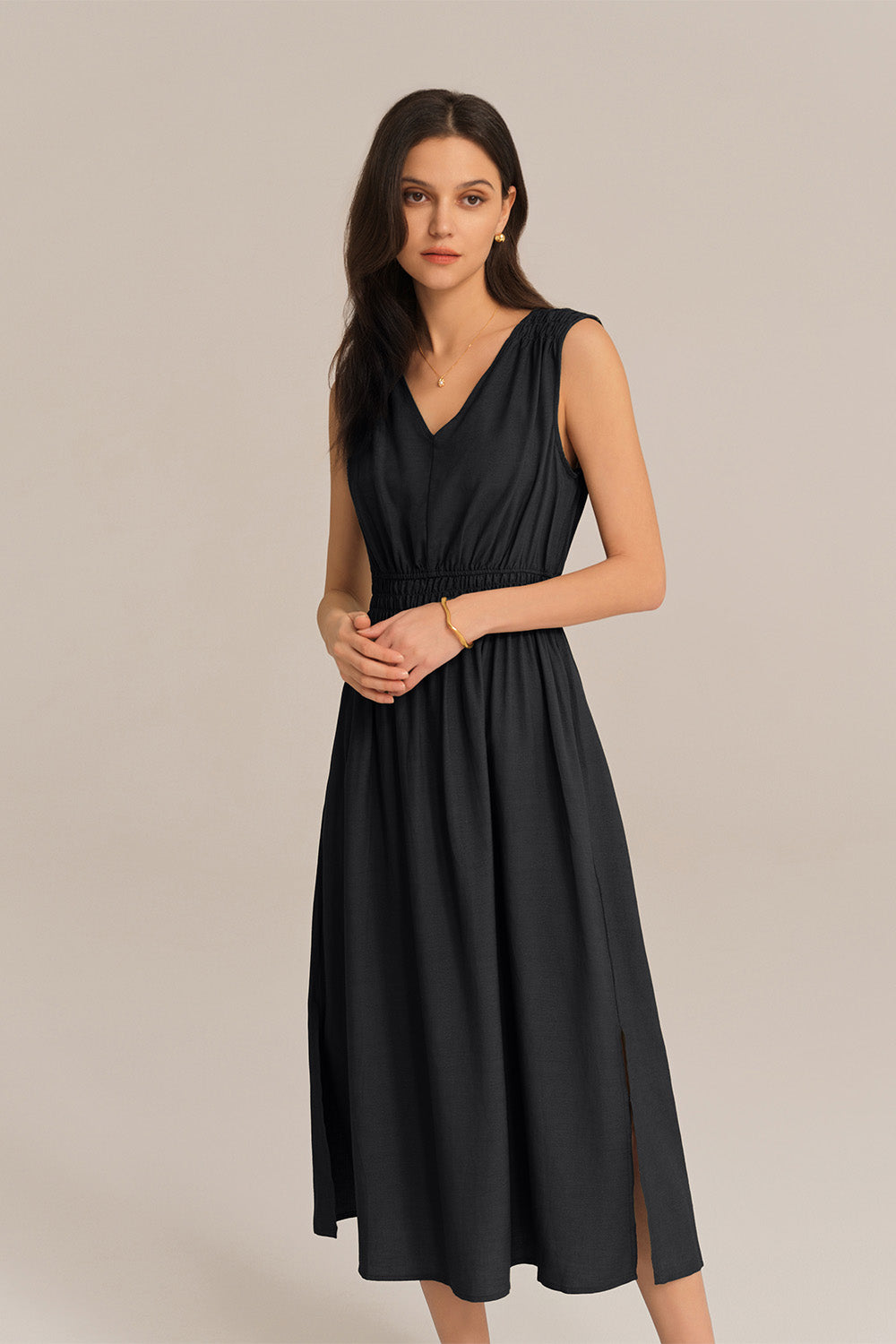 Vestido midi de corte A con escote en V, sin mangas, abertura lateral y cintura elástica - Negro