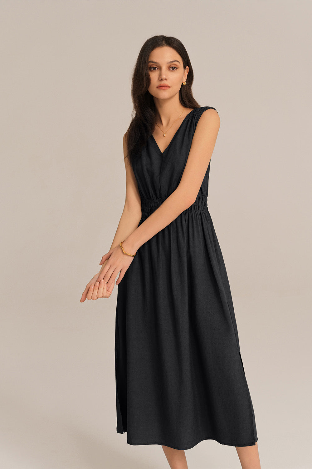 Vestido midi de corte A con escote en V, sin mangas, abertura lateral y cintura elástica - Negro